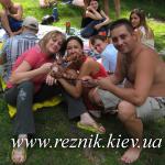 Кормление Меленевской с рук.