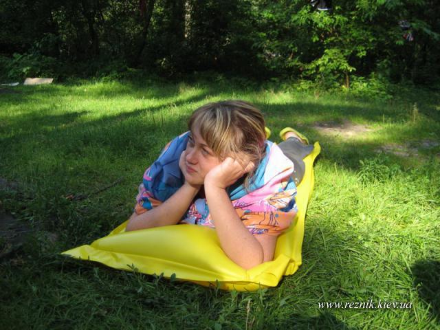 Внимательно слушает. Меня.