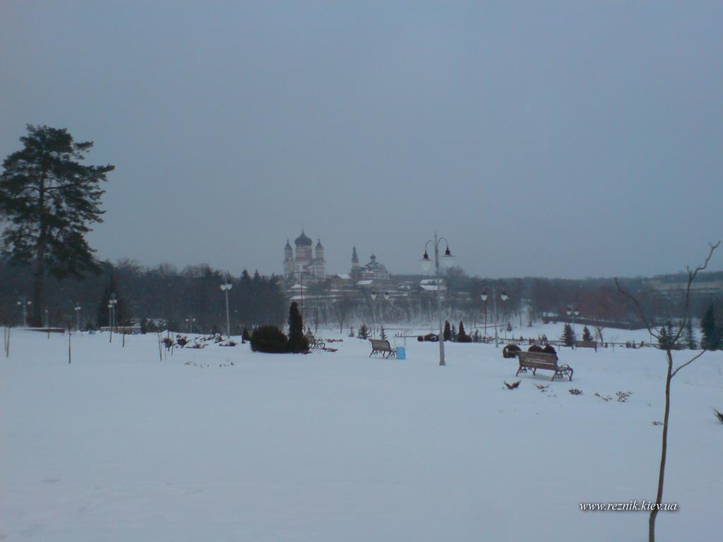В окрестностях этого собора мы и катались на санках