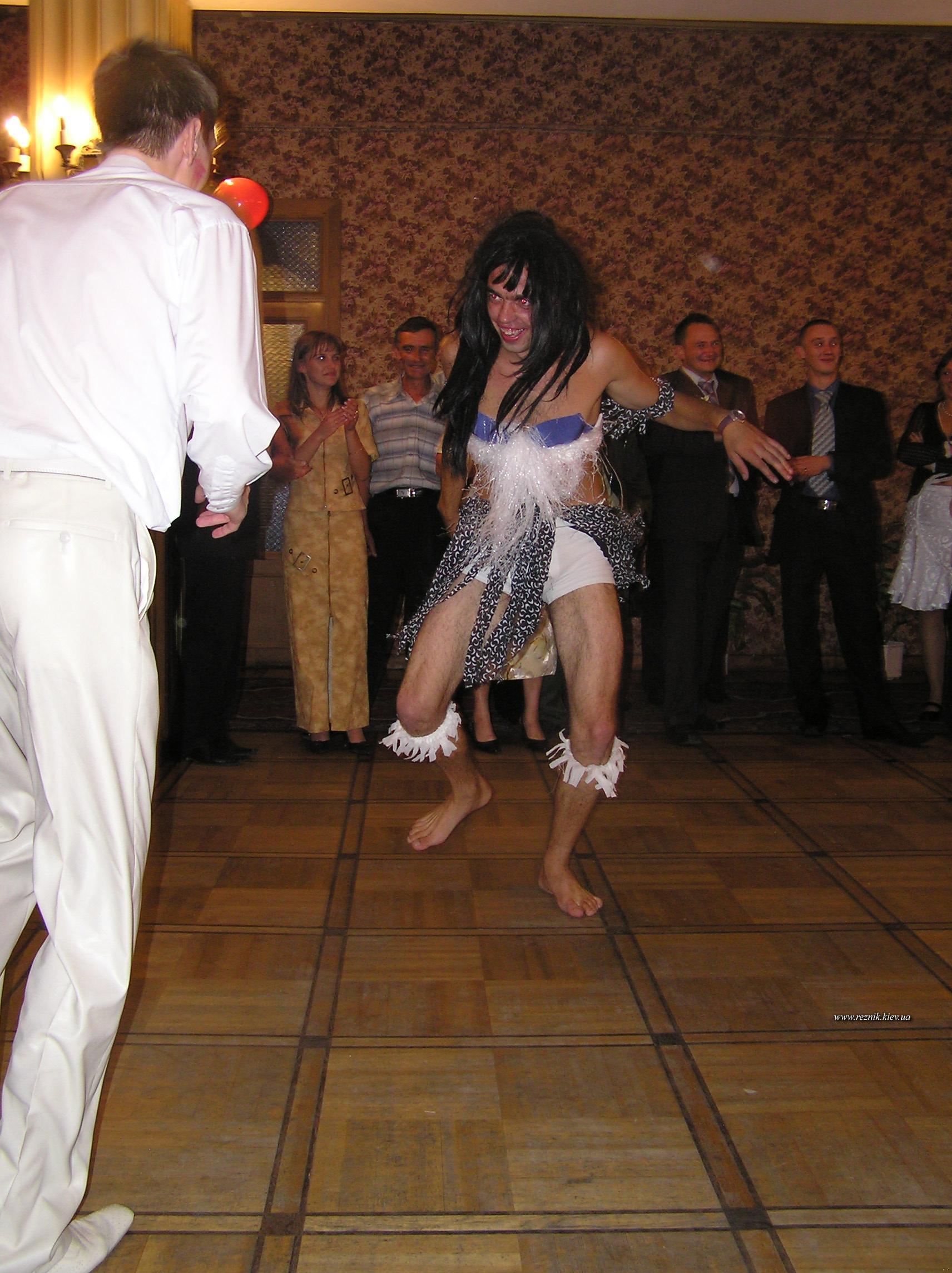 Жених отказался от такой замены невесты :)