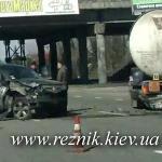 В Киеве на Столичном шоссе ДТП с участием Acura MDX и газовоза