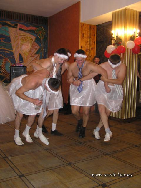 Прощальный танец одного из лебедей :)