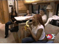 Поедание банана (анимированный GIF)(190x175)