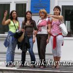 Одноклассницы под школой