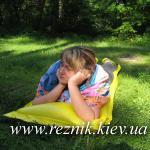 Внимательно слушает. Меня.