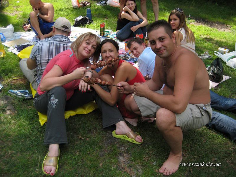 Кормление Меленевской с рук.