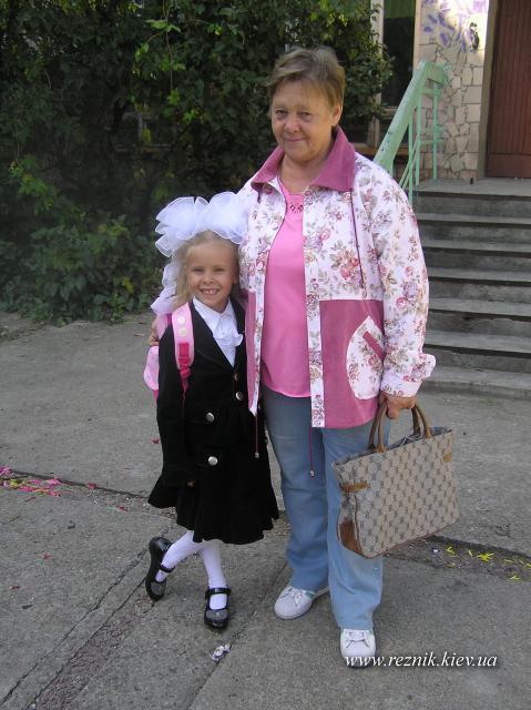 С бабушкой...