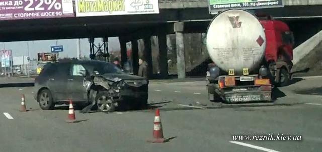 В Киеве на Столичном шоссе ДТП с участием Acura MDX и газовоза