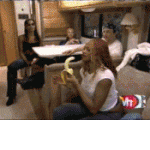 Поедание банана (анимированный GIF)(190x175)